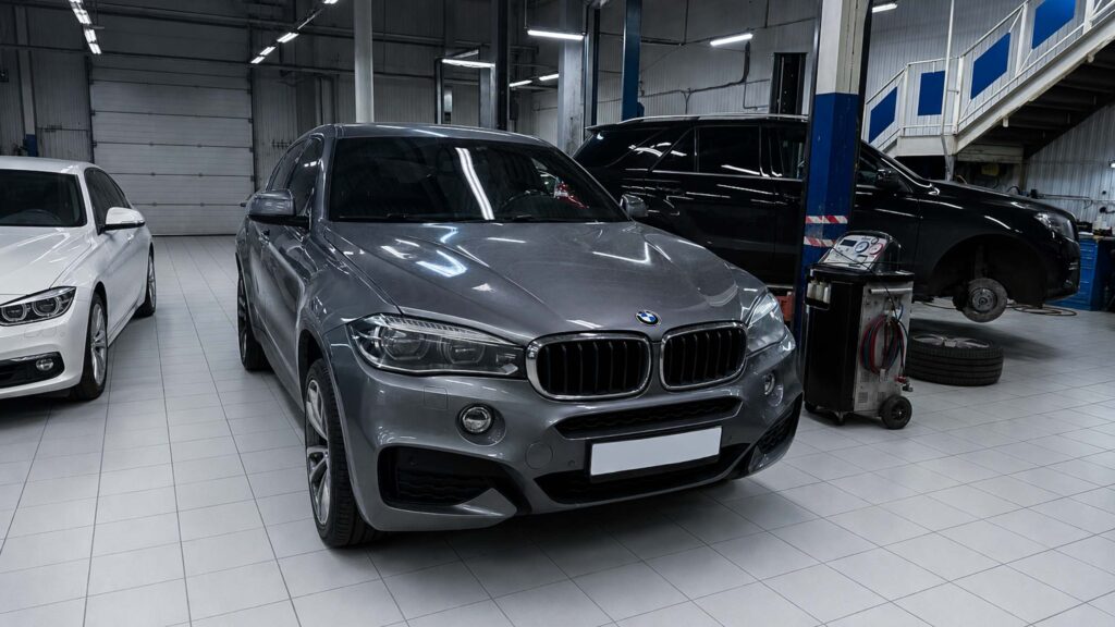 BMW X6-Series 30d F16 2018 года с пробегом 96 191 км: BMW X6 30d F16 на замене рычагов в Юнион Моторс