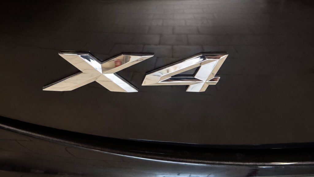 BMW X4 30i G02 шильдик модели