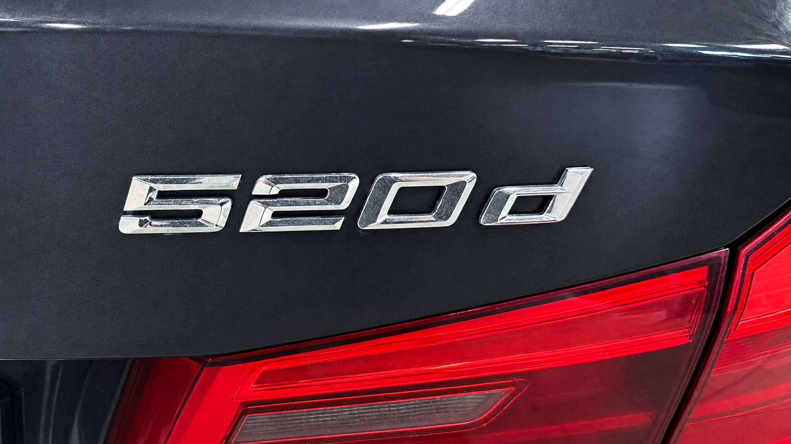 BMW 520d G30 шильдик модели
