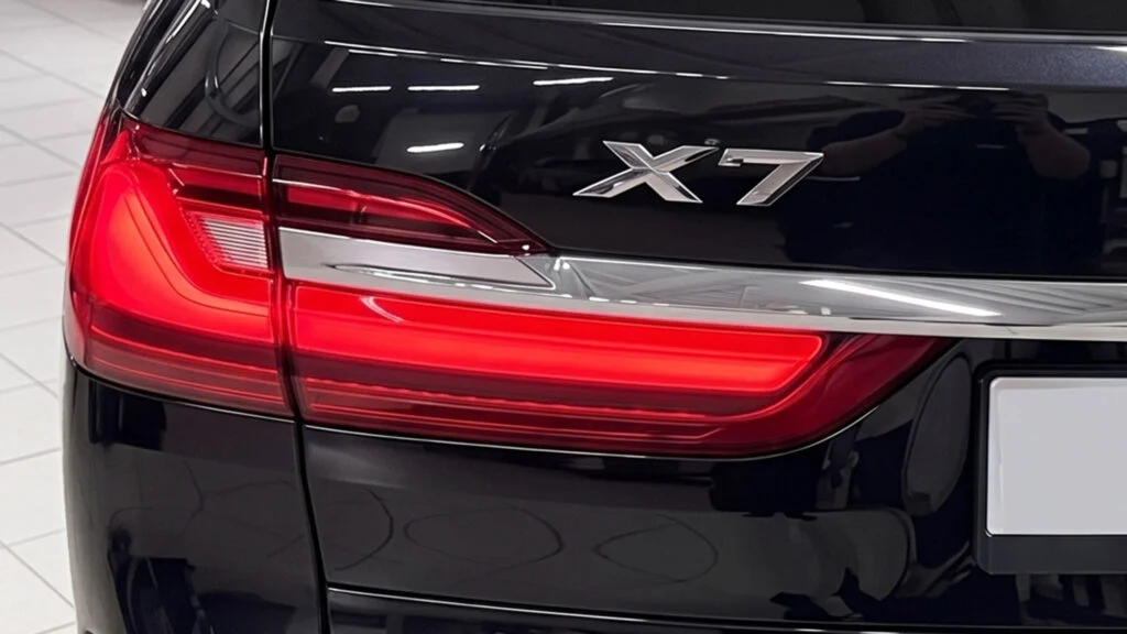 BMW X7 40d G07 шильдик модели