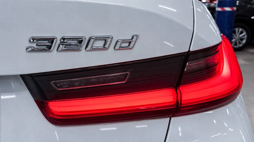 BMW 320d G20 шильдик модели