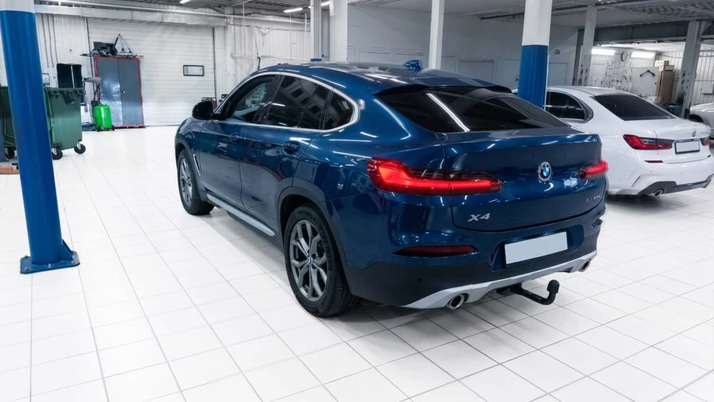 BMW X4 20d G02 B47D 2019 года с пробегом 119 656 км: BMW X4 20d G02 на замене тормозных дисков и колодок в Юнион Моторс Коломенская