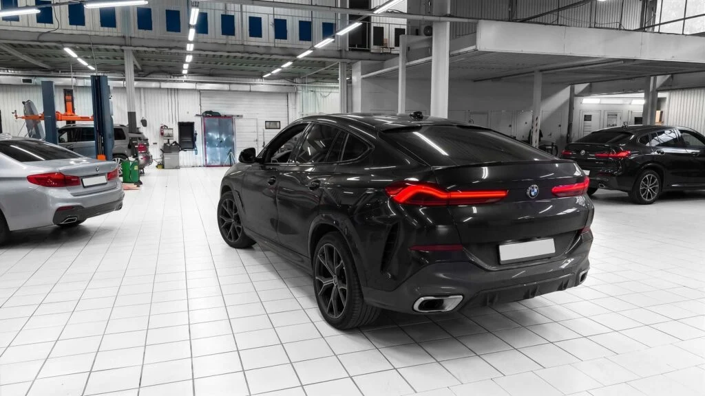 BMW X6 30d G06 B57O 2021 года с пробегом 108 663 км: BMW X6 30d G06 на плановом ТО в Юнион Моторс Коломенская