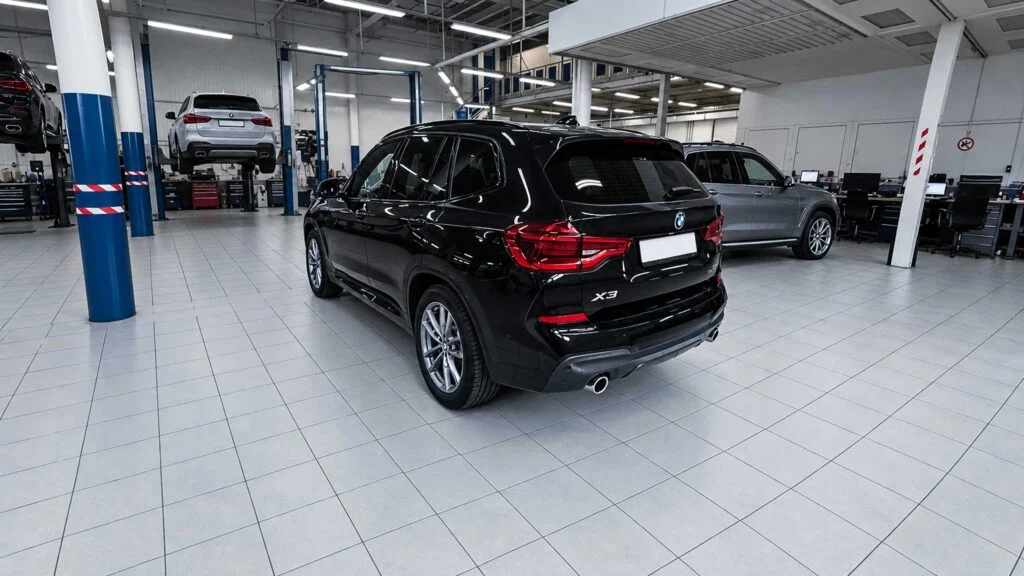 BMW X3 20d BMW X3 xDrive20i G01 B47O 2019 года с пробегом 88 495 км: BMW X3 20d G01 на замене задних тормозных колодок в Юнион Моторс Коломенская