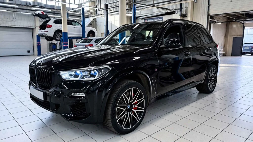 Автомобиль BMW X5 G05 в техцентре перед ремонтом ходовой части